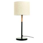 Επιτραπέζιο μεταλλικό φωτιστικό σε μαύρο χρώμα με ξύλινο κορμό και υφασμάτινο καπέλο